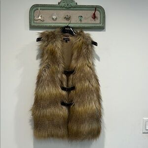 Top Shop Faux Fur Vest with buckle front Closure women’s size 6 medium outerwear